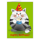 Tarjeta de cumpleaños linda del gato del fiesta