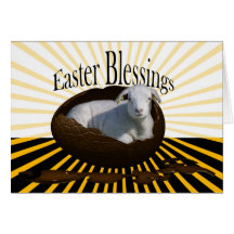 Tarjeta de pascua con el cordero del bebé dentro d