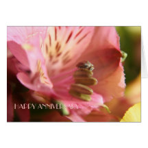 Tarjeta FELIZ del ANIVERSARIO de la flor rosada de