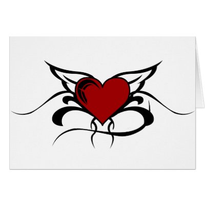 Diseño con alas fresco del tatuaje del corazón en las camisetas y ...