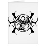 Tatuaje tribal circundado tarjetas