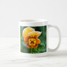 Taza amarilla/anaranjada del pensamiento