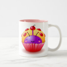 Taza amarilla de la magdalena de la mariquita