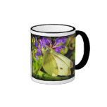 Taza amarilla de la mariposa