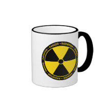 Taza amarilla del símbolo de la radiación