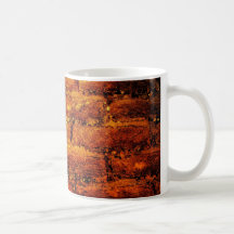 Taza anaranjada de la pared de ladrillo