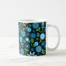 Taza azul de las flores