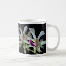 Taza blanca de la orquídea