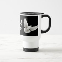 Taza blanca del viaje de las palomas que vuela