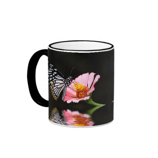 Taza blanco y negro de la mariposa
