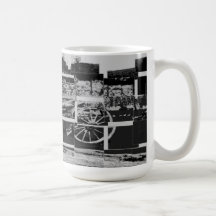 Taza blanco y negro del rompecabezas del carro