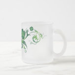 Taza bonita del irlandés del trébol
