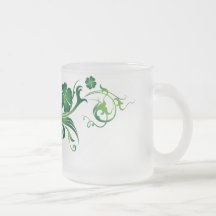 Taza bonita del irlandés del trébol