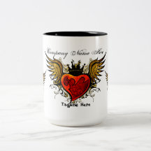 Taza coa alas tatuaje del diseño de la corona del 