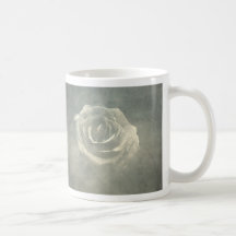 Taza color de rosa sombría