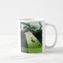 Taza cómica de la abducción de la vaca del UFO
