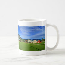 Taza con cresta de la pintura de la mota