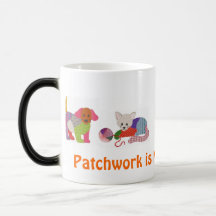 Taza de café con los mascotas del remiendo