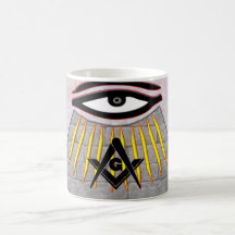 Taza de café con todo el ojo que ve y emblema masó