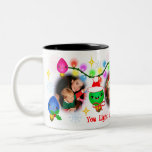 Taza de café de encargo de las luces de navidad de