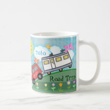 Taza de café de encargo del campista del viaje por