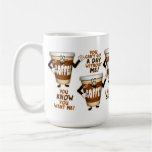 Taza de café de la persona que interrumpe del café