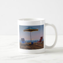 Taza de café de la playa de la mañana