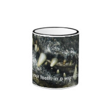 Taza de café de los dientes del caimán