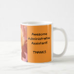 Taza de café impresionante del ayudante administra