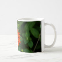 Taza de café levemente psicodélica de la flor