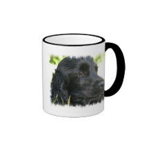 Taza de café negra del perro de cocker spaniel