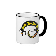Taza de cerámica del campanero negro del lagarto