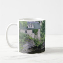 Taza de la cabaña de la orilla