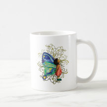Taza de la caligrafía del chica de la mariposa