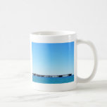 Taza de la foto del embarcadero de la playa