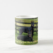 Taza de los compinches del Pinscher del Doberman