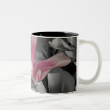 Taza de té rosada de la flor