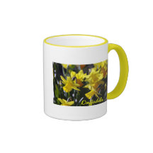 Taza del campanero con diseño amarillo del narciso