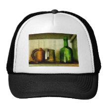 Taza del estaño y botella verde gorras