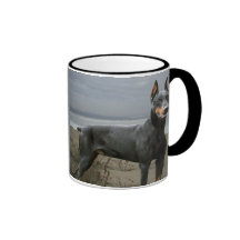 Taza del Pinscher del Doberman