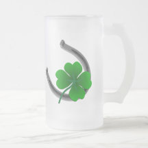 Taza del trébol del día de cerveza de St Patrick a