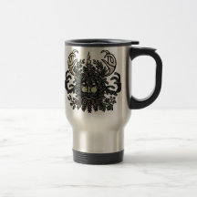Taza del viaje con el hombre verde del solsticio