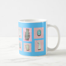 Taza egipcia antigua azul de los amuletos