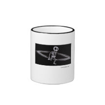 Taza esquelética de la persona que practica surf d
