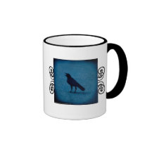 Taza estonia de la definición del cuervo divertido