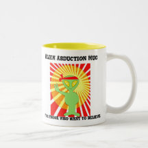 Taza extranjera de la abducción para los que quier