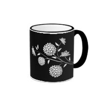 Taza floral del negro de la fantasía
