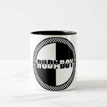 Taza grosera del inspector del muchacho