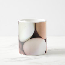 Taza, huevos jerarquizados en las manos, arte de l