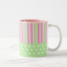 Taza linda de las rayas y de los lunares